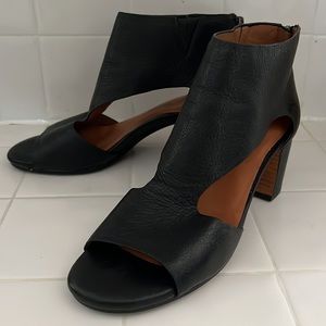 Gentle Soles by Kenneth Cole Charlene Peep Toe T-Strap sandal